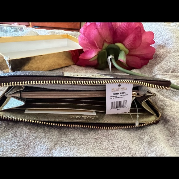 Michael Kors/ Wallet Center Stripe Gold Brown with Logo. - Picture 4 of 6